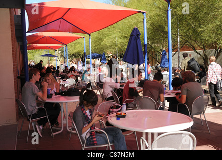 Studenti del College di mangiare il pranzo in Tucson, Arizona, Stati Uniti. Foto Stock