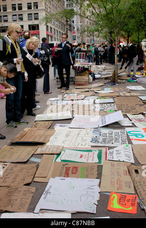 "Occupare Wall Street' protester's segni in Zuccotti Park di New York City. Ottobre 2011. Foto Stock