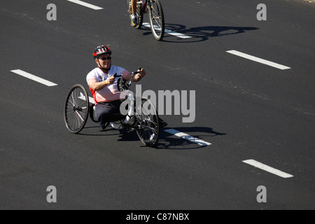 Una persona con disabilità cavalca una bicicletta su una strada a Tel Aviv Israele Foto Stock