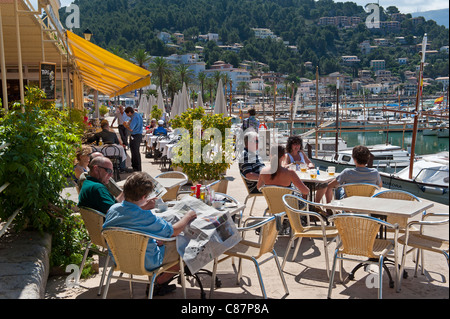 Porto Porto di Soller cafe ristorante bar terrazza con visitatori rilassante godendo la marina costiera sun Palma de Mallorca Spagna Spain Foto Stock