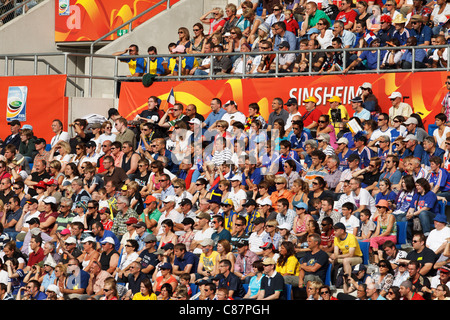 Spettatori guarda la FIFA Coppa del Mondo Donne terzo posto corrispondenza tra la Svezia e la Francia a Rhein Neckar Arena il 16 luglio 2011. Foto Stock