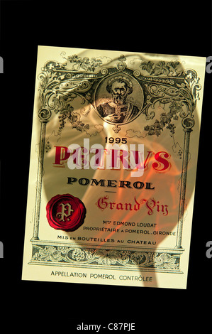 PETRUS etichetta vino ombra di vino in vetro la caduta di vorticazione sull'etichetta del 1995 Chateau Petrus Pomerol Grand Vin vino rosso Bordeaux Francia Foto Stock