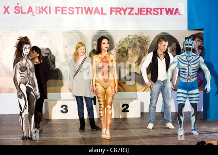 X SLASKI FESTIWAL FRYZJERSKO-KOSMETYCZNY / X Slesia, salone di parrucchiere e cosmetici Festival - Katowice in Polonia 21.11.2010 Foto Stock
