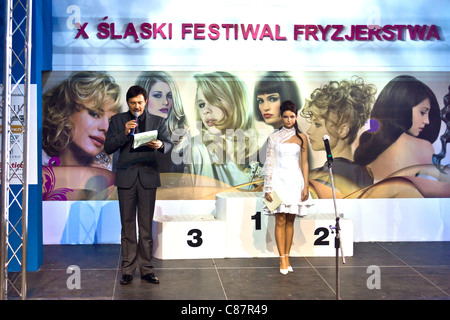 X SLASKI FESTIWAL FRYZJERSKO-KOSMETYCZNY / X Slesia, salone di parrucchiere e cosmetici Festival - Katowice in Polonia 21.11.2010 Foto Stock