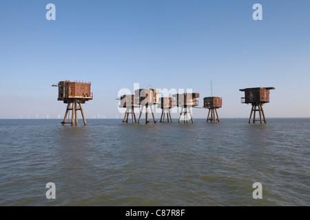 Maunsell sea forts. Red Sands mare fort estuario del Tamigi, ora abbandonata. La Kentish Flats per centrali eoliche è appena dietro all'orizzonte. Foto Stock