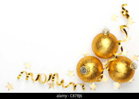 Tre palle di Natale con nastro e coriandoli stelle su sfondo bianco. Foto Stock
