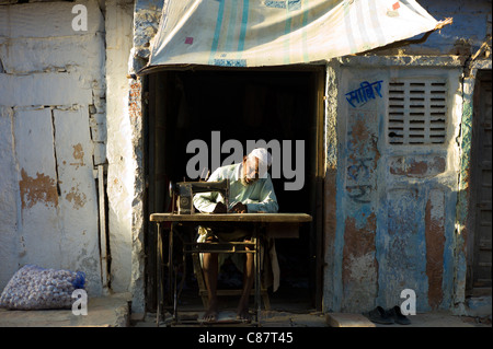 Indian l uomo e la moglie di tessuto da cucire nel villaggio di Rohet nel Rajasthan, India settentrionale Foto Stock