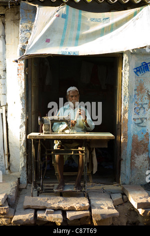 Indian l uomo con la macchina da cucire in villaggio di Rohet nel Rajasthan, India settentrionale Foto Stock