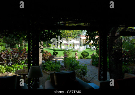 Rohet Garh fortezza palace hotel dispone di un giardino e terrazza, Rohet Rajasthan, India Foto Stock