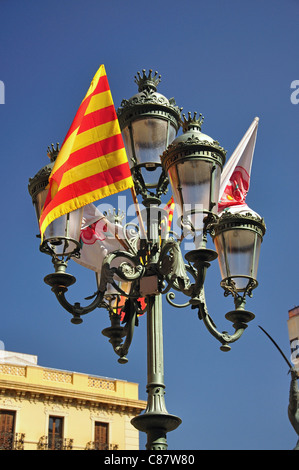 Lampione con bandiere, Praça de Prim, Reus, provincia di Tarragona Catalogna Foto Stock