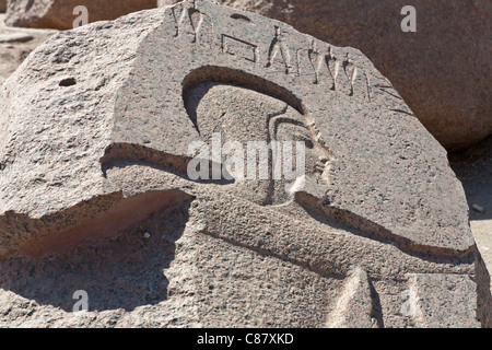 Lavoro di soccorso sul blocco di caduti del giovane principe al Ramesseum, Tempio mortuario di Ramesse II Luxor Egitto Foto Stock