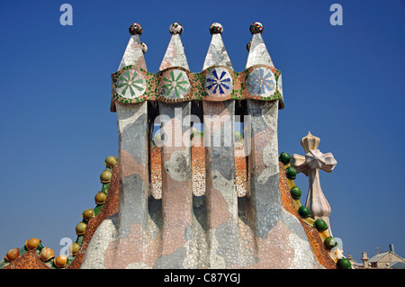 Architettura del tetto, Casa Batlló, Passeig de Gràcia, Barcellona, provincia di Barcelona, Catalogna, Spagna Foto Stock