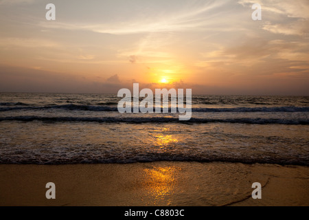 Tramonto sulla spiaggia di Karon Phuket in Thailandia Foto Stock