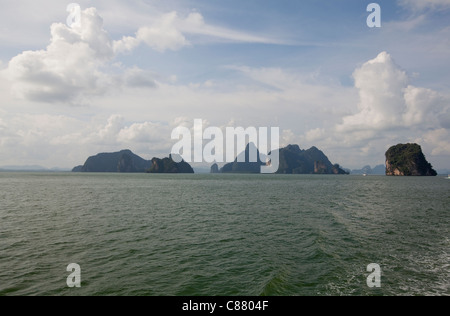 Un gruppo di isole vicino a Phuket Thailandia Foto Stock