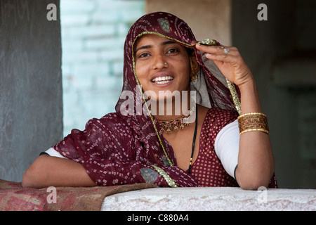 Piuttosto giovane donna indiana a casa nel villaggio Narlai nel Rajasthan, India settentrionale Foto Stock