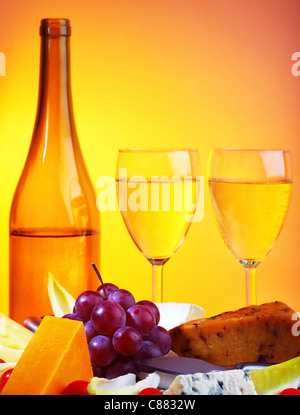 Cena romantica, il vino e il formaggio impostazione tabella, per celebrare le vacanze, alimentare la vita ancora più caldo giallo luce di studio Foto Stock
