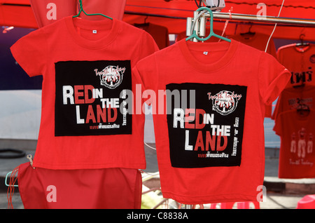 Camicie Rosse per la vendita, maglietta rossa protesta, Ratchaprasong intersezione, Rama 1 Road, Bangkok, Thailandia. Credito: Kraig Lieb Foto Stock