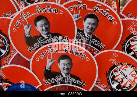 Thaksin Shinawatra ventole sul display, maglietta rossa protesta, Ratchaprasong intersezione, Rama 1 Road, Bangkok, Thailandia. Credito: Kraig Lieb Foto Stock