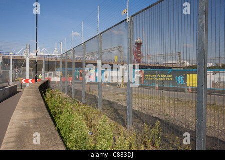 Parte dell'esterno elettrificata di recinzioni perimetrali del 2012 Olympic Park sito in Stratford. Foto Stock