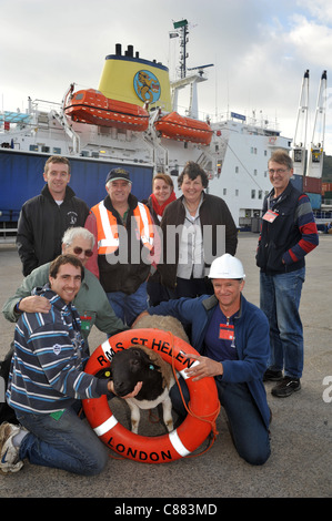 RMS St Helena lascia il porto di Portland, Dorset, per l'ultima volta il suo modo a sud verso l'isola dell'Ascensione e St Helena. Da ora in poi ella opererà dal Sud Africa, taglio collegamenti diretti dal Regno Unito per la prima volta. Isola i residenti avranno ora a volare a Città del Capo in modo da arrivare a casa o visitare il sito web Foto Stock