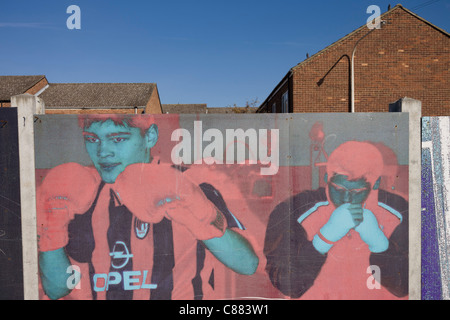 Allo sbiadimento aspirazioni poster bambini locali godendo gli sport in complesso residenziale di fronte 2012 Sito olimpico, Stratford Foto Stock