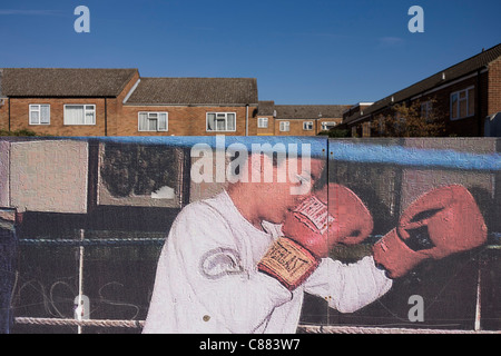 Allo sbiadimento aspirazioni poster bambini locali godendo gli sport in complesso residenziale di fronte 2012 Sito olimpico, Stratford Foto Stock