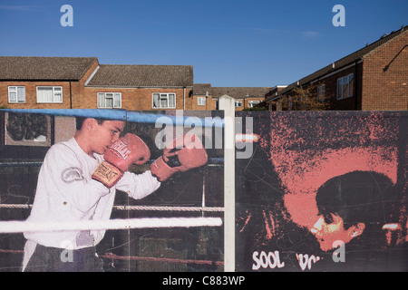 Allo sbiadimento aspirazioni poster bambini locali godendo gli sport in complesso residenziale di fronte 2012 Sito olimpico, Stratford Foto Stock