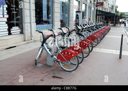 Vélo'v bicicletta sistema di condivisione chiamata anche comunità programma bicicletta nella città di Lione, Francia Foto Stock