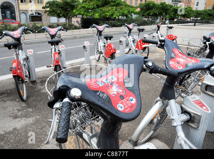 Vélo'v bicicletta sistema di condivisione chiamata anche comunità programma bicicletta nella città di Lione, Francia Foto Stock