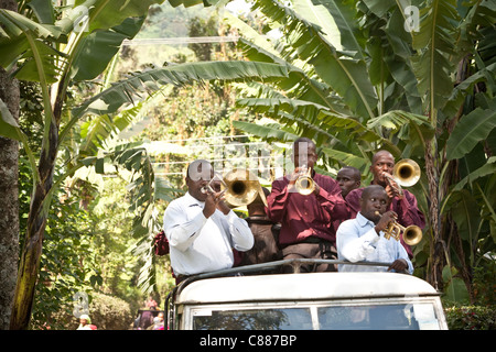 Una banda di ottoni suona ad un matrimonio al di fuori di Arusha, Tanzania Africa Orientale. Foto Stock