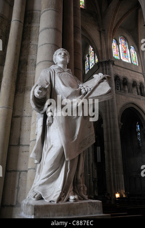 Interno di San Giovanni Battista nella cattedrale della città di Lione, Francia Foto Stock