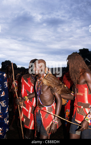 Lolgorian, Kenya. Siria Maasai; cerimonia Eunoto; appena rasato moran indossando cerimoniale di mucca nascondere cape. Foto Stock