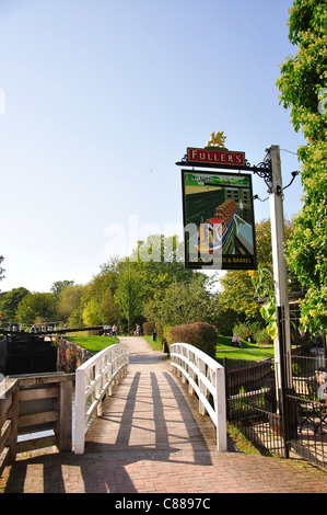 Bridge da "Lock & Stock canna' pub, Newbury serratura, Newbury, Berkshire, Inghilterra, Regno Unito Foto Stock