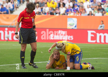 Charlotte Rohlin di Svezia regola la sua lente a contatto con la guida dal compagno di squadra Sara Thunebro durante la Coppa del mondo il 3 ° posto corrispondono. Foto Stock