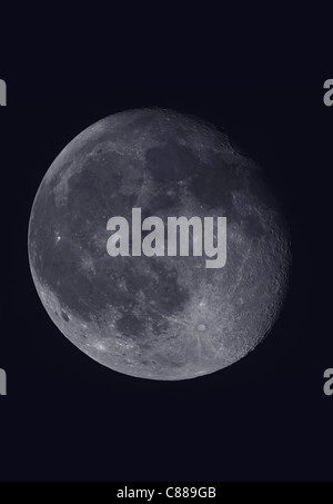 Disco della luna fotografato in alta risoluzione attraverso un cannocchiale astronomico a colori Foto Stock