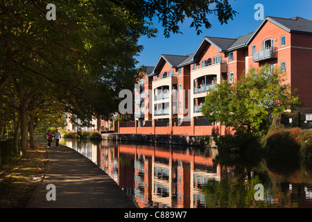 Regno Unito, Nottinghamshire, Nottingham, nuovo alloggiamento riflessa in Beeston Canal di fronte strada alzaia a piedi Foto Stock