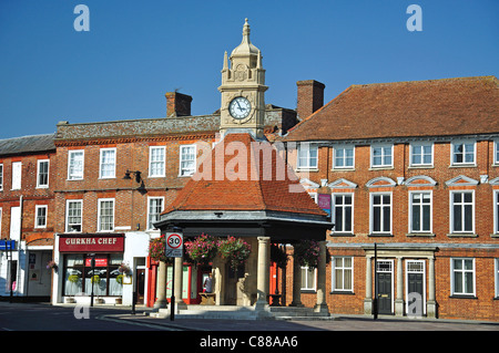 Newbury Clock Tower, il Broadway, Newbury, Berkshire, Inghilterra, Regno Unito Foto Stock