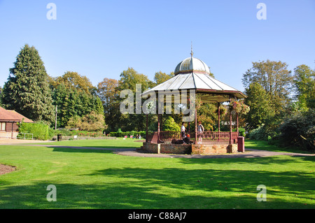 Bandstand nel Victoria Park, Newbury, Berkshire, Inghilterra, Regno Unito Foto Stock