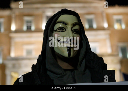 15 ottobre 2011 Atene Grecia.Un uomo in una maschera di Guy Fawkes durante la protesta contro il nuovo pacchetto di austerità di fronte al parlamento greco. Dall'America all'Asia, dall'Africa all'Europa, le persone sono in aumento fino a rivendicare i propri diritti e la richiesta di una vera democrazia. Foto Stock