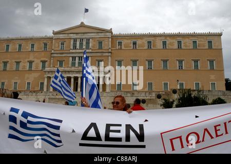 Il 15 ottobre 2011 ad Atene in Grecia. Popolazione greca protesta contro il nuovo pacchetto di austerità di fronte al parlamento greco. Dall'America all'Asia, dall'Africa all'Europa, le persone sono in aumento fino a rivendicare i propri diritti e la richiesta di una vera democrazia. Foto Stock