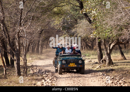 Tour di gruppo eco-turisti in Maruti Suzuki Gypsy re 4x4 veicolo in Ranthambhore National Park, Rajasthan, India settentrionale Foto Stock