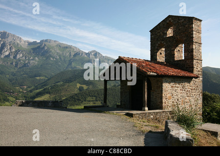 Ermita de San Miguel del monastero di Santo Toribio de Liebana vicino a Potes in Cantabria, Spagna. Foto Stock