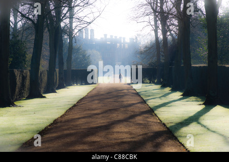 Un lungo viale di ingresso conduce dal Queens Road, passato nuovo Tribunale per la migliore vista del Ponte dei Sospiri in St John's College. Foto Stock