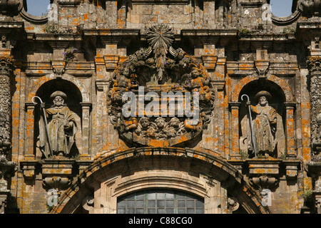 Bara di Saint James mostrato al Obradorio facciata della Cattedrale di Santiago de Compostela in Galizia, Spagna. Foto Stock