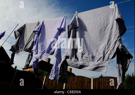 Camicie appeso su una linea di lavaggio England Regno Unito Foto Stock