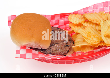 Hamburger grigliati con panini e patatine in plastica rossa cestello retrò .USA Foto Stock