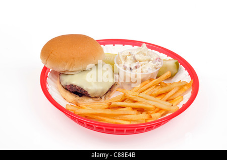 Cheeseburger con patatine fritte o trucioli, insalata di patate e sottaceti in plastica rossa cestello retrò su sfondo bianco, ritaglio. Stati Uniti d'America Foto Stock