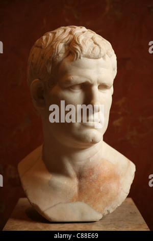 Roman busto in marmo di Marcus Vipsanius Agrippa in mostra al Museo del Louvre a Parigi, Francia. Il busto da ca. 25-24 BC romano di statista e generale Marcus Vipsanius Agrippa, che era anche il genero dell imperatore Augusto e il suocero dell'Imperatore Tiberio è stato scoperto in occasione del Forum di Gabii, Italia. Foto Stock