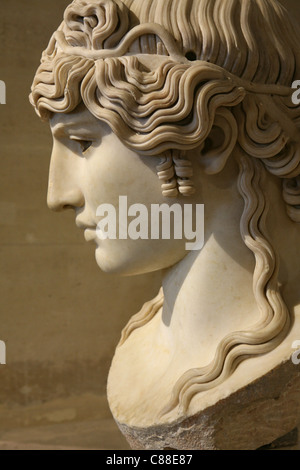 Marmo romana busto di Antinoo Mondragone (ca. 130 AD) dalla Collezione Borghese in mostra al Museo del Louvre a Parigi, Francia. Antinoo era un bel Bythinian gioventù e uno dei preferiti di imperatore romano Adriano. Foto Stock