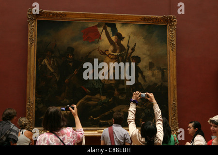 La libertà di guidare il Popolo di Eugene Delacroix (1830) e al museo del Louvre a Parigi, Francia. Foto Stock